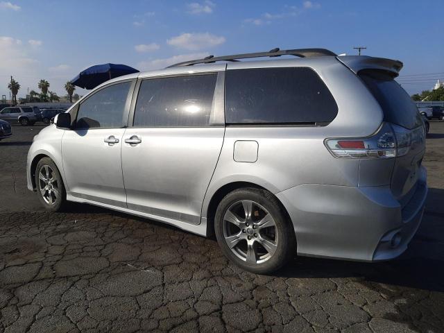 5TDXZ3DC4KS981539 - 2019 TOYOTA SIENNA SE SILVER photo 2