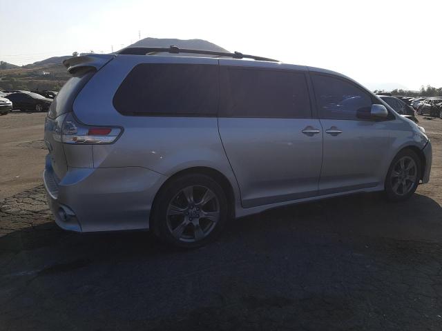 5TDXZ3DC4KS981539 - 2019 TOYOTA SIENNA SE SILVER photo 3