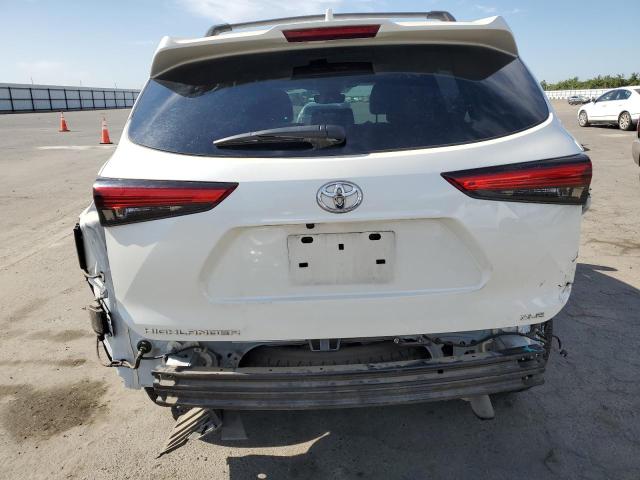 5TDHZRAH9MS036600 - 2021 TOYOTA HIGHLANDER XLE Weiß Foto 6