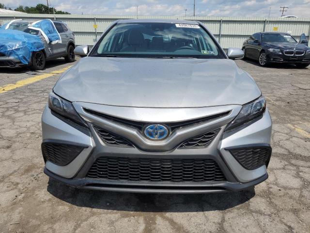 4T1G31AK3RU072243 - 2024 TOYOTA CAMRY SE NIGHT SHADE SILVER photo 5