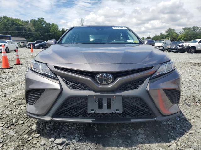 4T1B11HK6JU106752 - 2018 TOYOTA CAMRY L GRAY photo 5