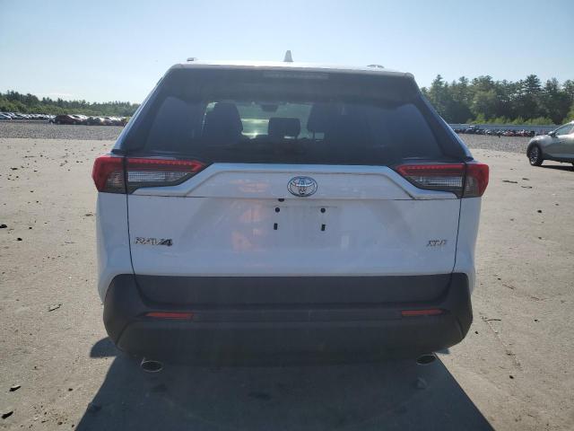 2T3W1RFV7MW112861 - 2021 TOYOTA RAV4 XLE WHITE photo 6
