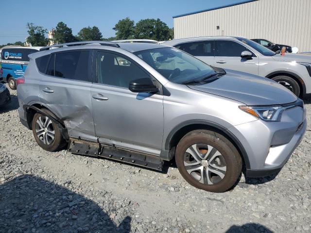 JTMZFREV0JJ212990 - 2018 TOYOTA RAV4 LE فضي صورة 4