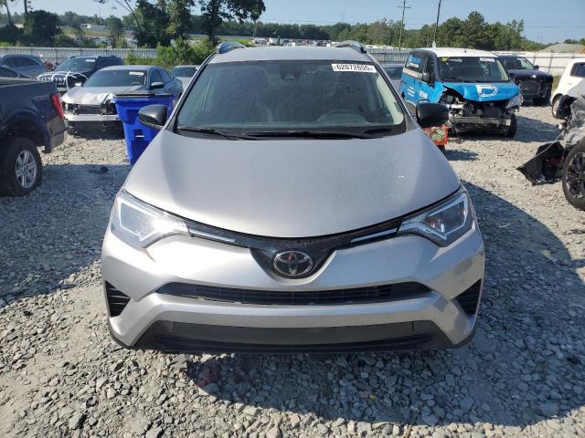 JTMZFREV0JJ212990 - 2018 TOYOTA RAV4 LE فضي صورة 5