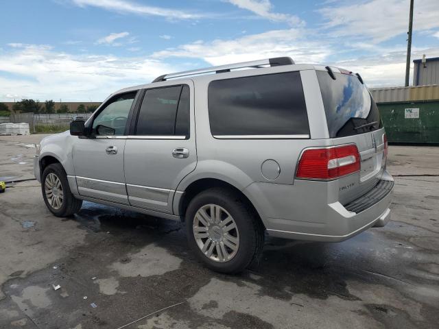 5LMJJ2H58BEJ08958 - 2011 LINCOLN NAVIGATOR SILVER photo 2