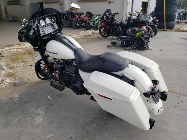 1HD1KRC11JB636518 - 2018 HARLEY-DAVIDSON FLHXS STREET GLIDE SPECIAL WHITE photo 3