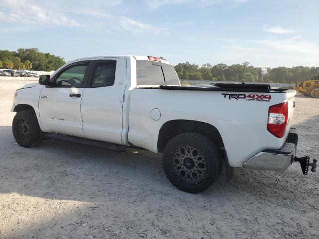 5TFUW5F12JX688900 - 2018 TOYOTA TUNDRA DOUBLE CAB SR/SR5 WHITE photo 2