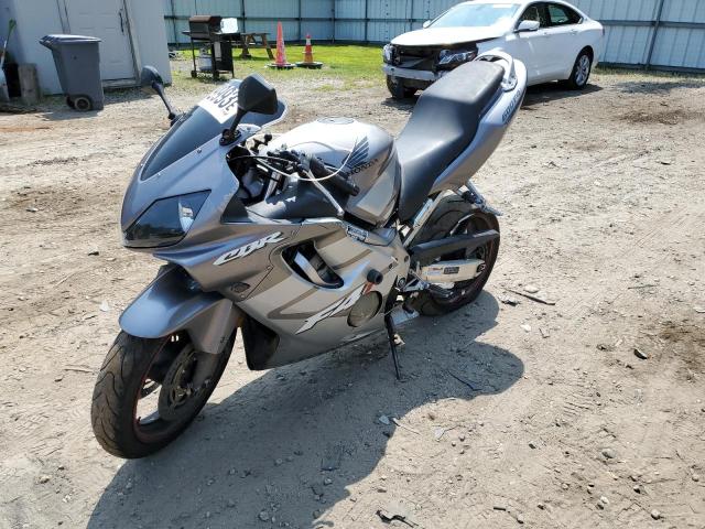 JH2PC35055M600570 - 2005 HONDA CBR600 F4 GRAY photo 2