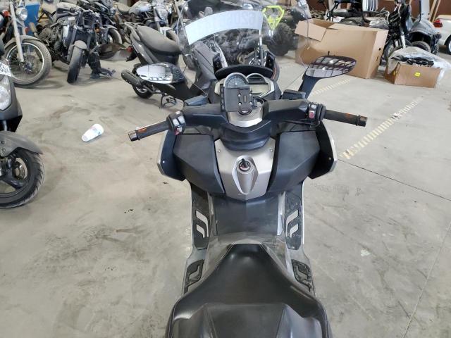 WB1013404DZC94285 - 2013 BMW C650 GT SILVER photo 5