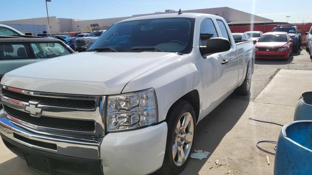 1GCRCREAXBZ245567 - 2011 CHEVROLET SILVERADO C1500  LS WHITE photo 2