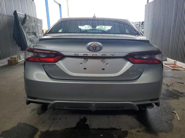 4T1G11AKXPU787099 - 2023 TOYOTA CAMRY SE NIGHT SHADE SILVER photo 6