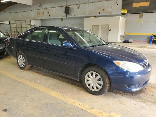 4T1BE30K05U432399 - 2005 TOYOTA CAMRY LE BLUE photo 4