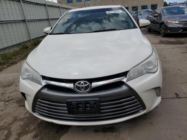 4T1BF1FK1HU381136 - 2017 TOYOTA CAMRY LE WHITE photo 5