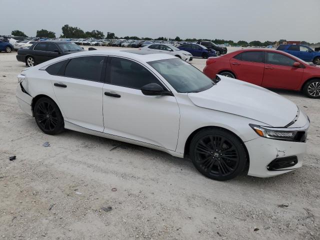 1HGCV2F93JA048587 - 2018 HONDA ACCORD TOURING WHITE photo 4