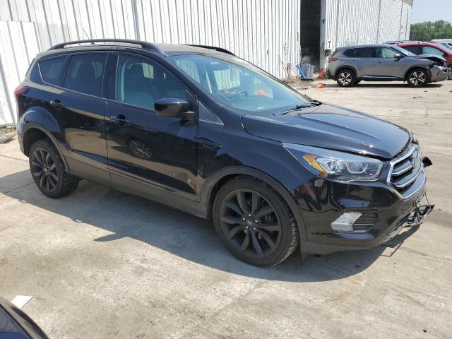 1FMCU0GD4KUA61661 - 2019 FORD ESCAPE SE Սև լուսանկար 4