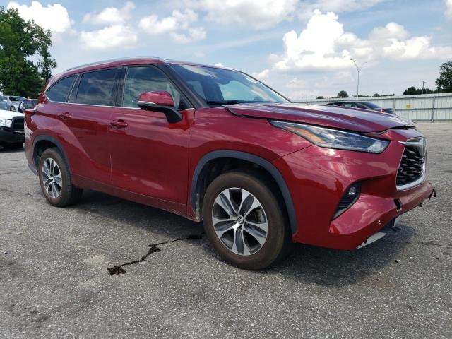 5TDGZRAH0MS042944 - 2021 TOYOTA HIGHLANDER XLE BURGUNDY photo 4