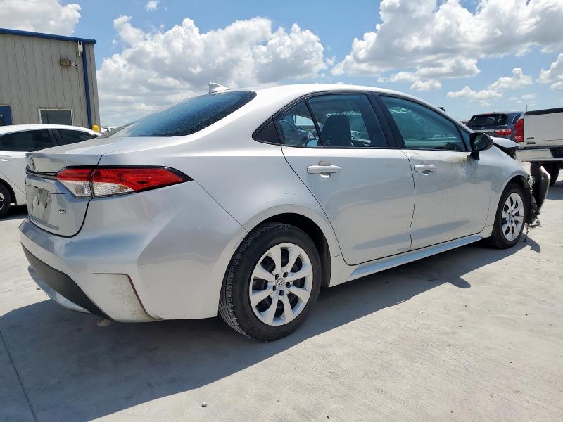 5YFEPMAE2NP342422 - 2022 TOYOTA COROLLA LE SILVER photo 3