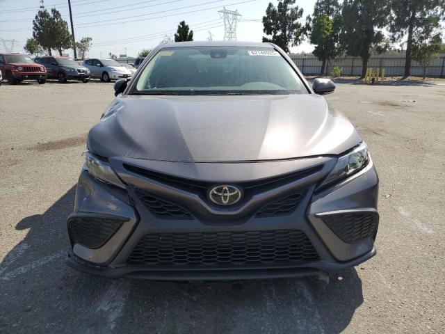 4T1G11AK7PU735591 - 2023 TOYOTA CAMRY SE NIGHT SHADE GRAY photo 5