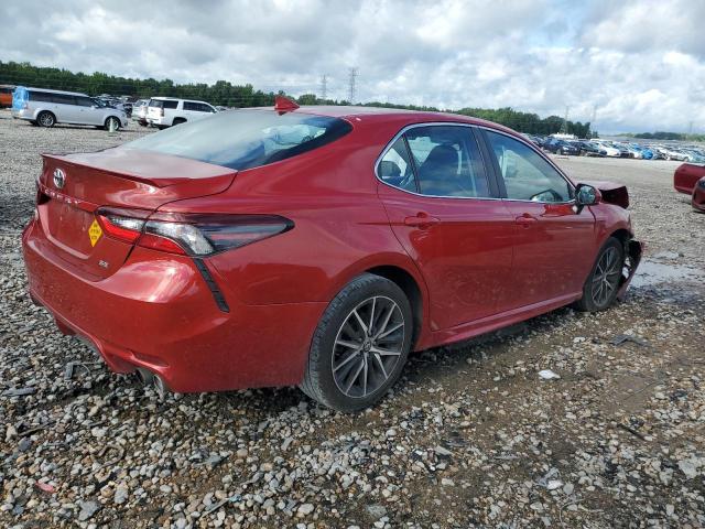 4T1G11AKXMU465896 - 2021 TOYOTA CAMRY SE RED photo 3