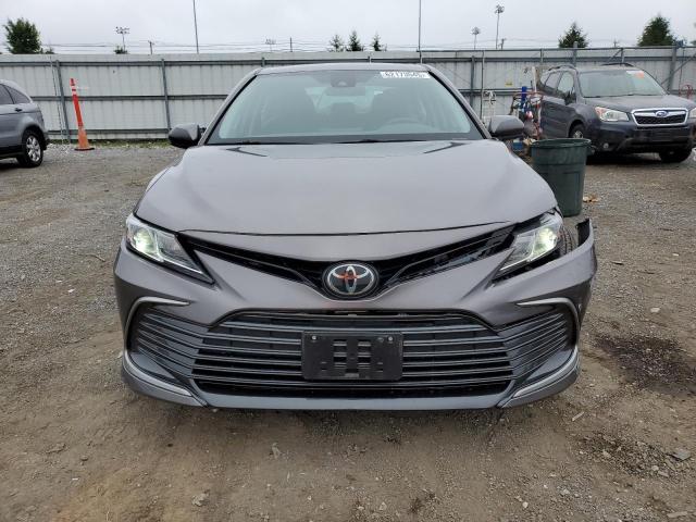 4T1C11AK8NU071779 - 2022 TOYOTA CAMRY LE 灰色 照片 5