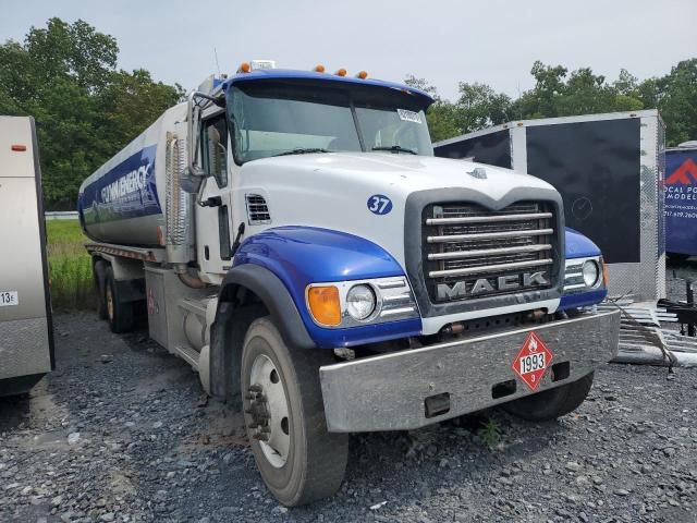 1M2AG11CX3M005360 - 2003 MACK 700 CV700 WHITE photo 1