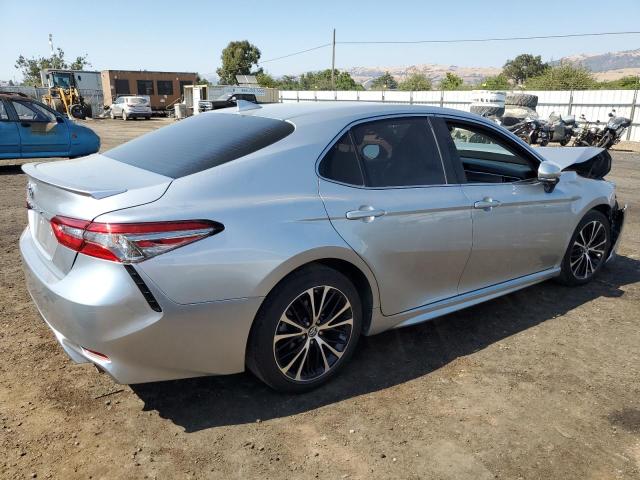 4T1B11HK7JU617550 - 2018 TOYOTA CAMRY L SILVER photo 3