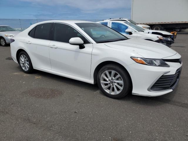 4T1C11AK8NU636161 - 2022 TOYOTA CAMRY LE 白色 照片 4
