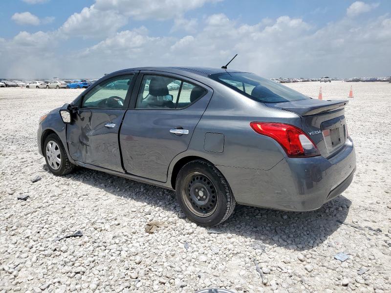 3N1CN7AP8JL881895 - 2018 NISSAN VERSA S ნაცრისფერი ფოტო 2