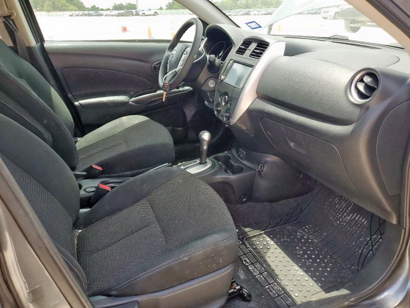 3N1CN7AP8JL881895 - 2018 NISSAN VERSA S ნაცრისფერი ფოტო 7