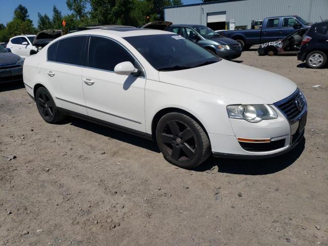 WVWAK73C58E129685 - 2008 VOLKSWAGEN PASSAT KOMFORT WHITE photo 4