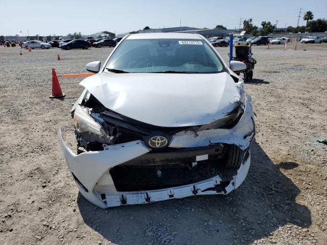 5YFBURHE5HP607692 - 2017 TOYOTA COROLLA L თეთრი ფოტო 5