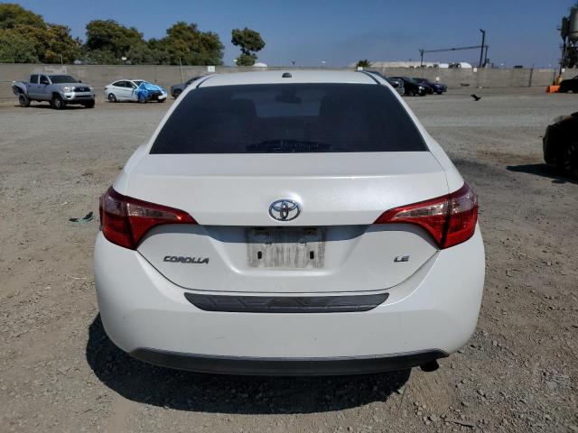5YFBURHE5HP607692 - 2017 TOYOTA COROLLA L თეთრი ფოტო 6