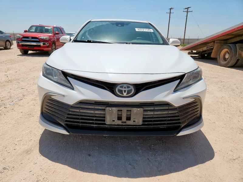 4T1C11AK2MU418733 - 2021 TOYOTA CAMRY LE WHITE photo 5