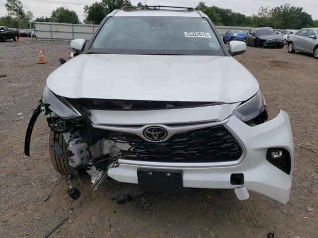 5TDGZRBH2NS222135 - 2022 TOYOTA HIGHLANDER XLE Weiß Foto 5