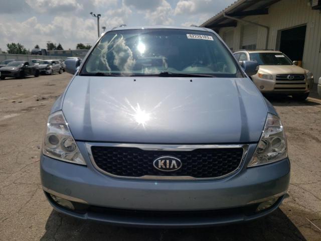 KNDMH4C70E6562818 - 2014 KIA SEDONA EX BLUE photo 5