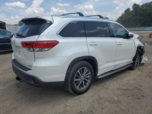 5TDKZRFH6JS549362 - 2018 TOYOTA HIGHLANDER SE WHITE photo 3