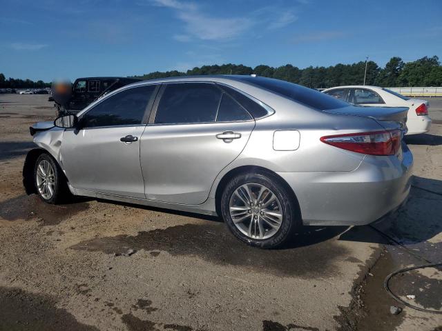 4T1BF1FKXFU977133 - 2015 TOYOTA CAMRY LE SILVER photo 2