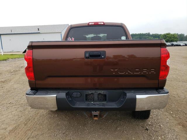 5TFHW5F11FX471136 - 2015 TOYOTA TUNDRA CREWMAX LIMITED BROWN photo 6