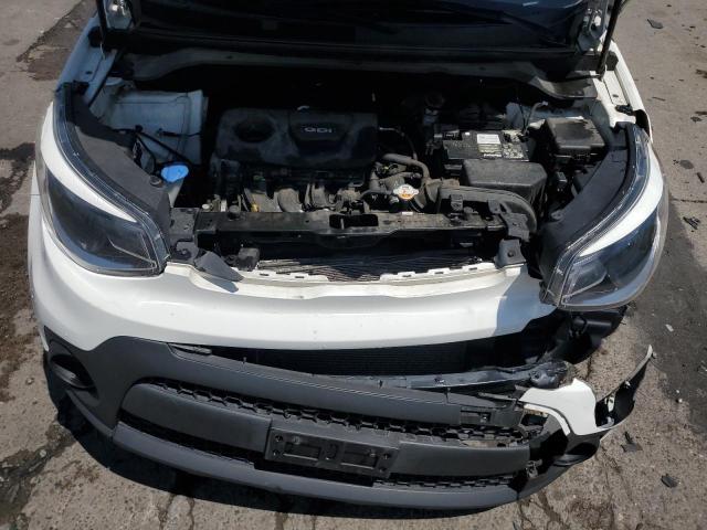 KNDJN2A25J7545170 - 2018 KIA SOUL WHITE photo 11