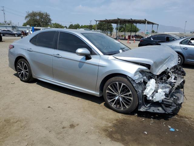 4T1B11HK1JU136435 - 2018 TOYOTA CAMRY L SILVER photo 4