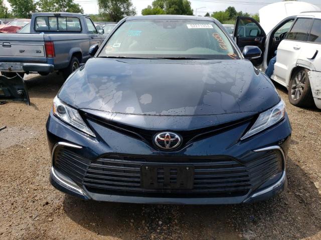 4T1F11BKXMU022318 - 2021 TOYOTA CAMRY XLE CHARCOAL photo 5