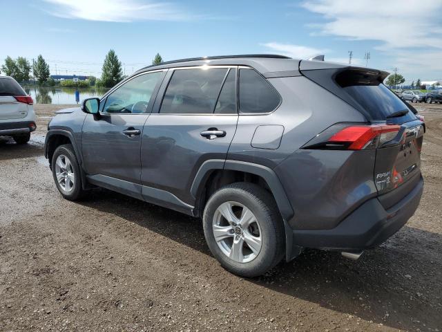 2T3R1RFV8MC229587 - 2021 TOYOTA RAV4 XLE ნაცრისფერი ფოტო 2
