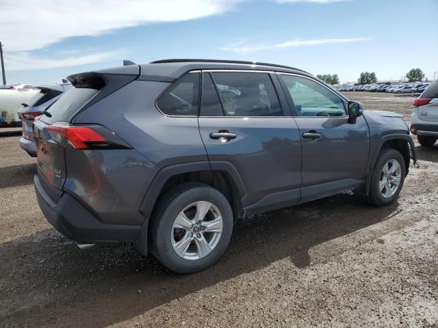 2T3R1RFV8MC229587 - 2021 TOYOTA RAV4 XLE ნაცრისფერი ფოტო 3