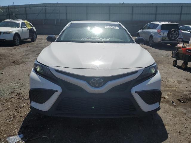 4T1G11AK0PU745198 - 2023 TOYOTA CAMRY SE NIGHT SHADE WHITE photo 5