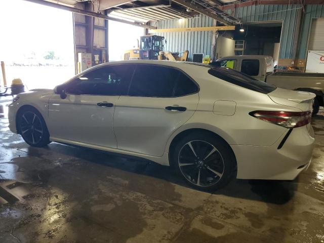 4T1BZ1HK1JU009449 - 2018 TOYOTA CAMRY XSE WHITE photo 2