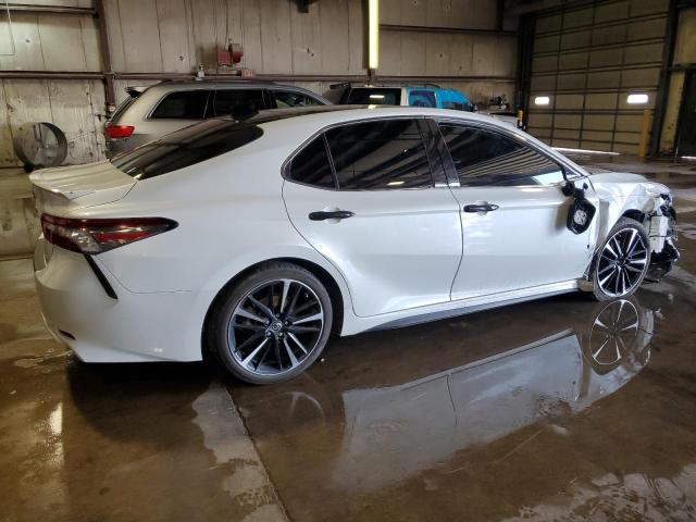 4T1BZ1HK1JU009449 - 2018 TOYOTA CAMRY XSE WHITE photo 3
