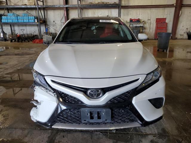 4T1BZ1HK1JU009449 - 2018 TOYOTA CAMRY XSE WHITE photo 5