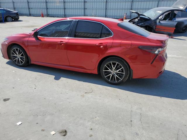 4T1G11AK5PU165851 - 2023 TOYOTA CAMRY SE NIGHT SHADE RED photo 2