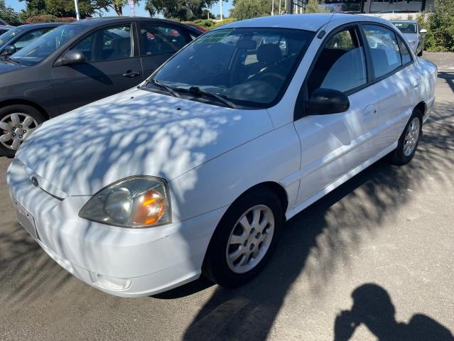 KNADC125446327086 - 2004 KIA RIO WHITE photo 2