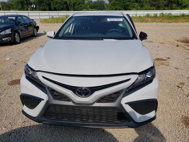 4T1G11AK7PU094863 - 2023 TOYOTA CAMRY SE NIGHT SHADE WHITE photo 5